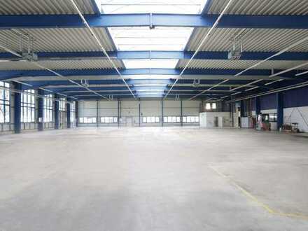Hallenkomplex (ca. 4.900 m²), teilbar ab 1.500 m², provisionsfrei im Industriegebiet zu vermieten.