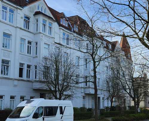 große 1 Zimmer-Wohnung mit Einbauküche.