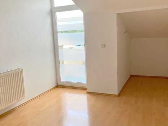Tolle Aussicht! 3-Raum-Wohnung mit Balkon im Dachgeschoss