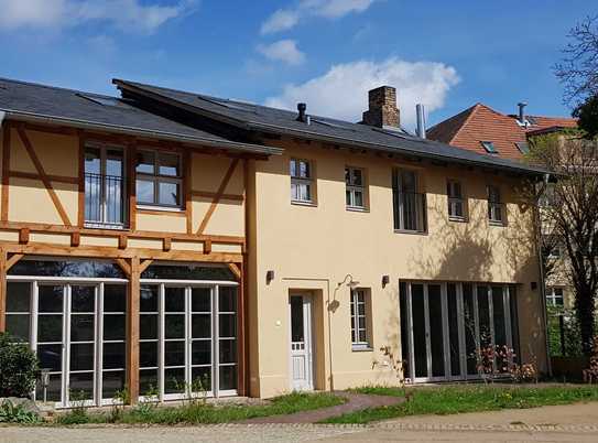 Wunderschöne lichtdurchflutete historische Remise in zentraler Lage