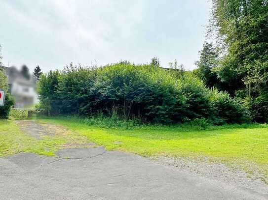 Grundstück inklusive Baugenehmigung für ein Zweifamilienhaus.