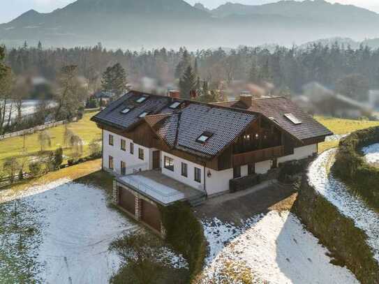 Luxuriöse Villa im Alpenstil mit großem, repräsentativem Anwesen in Top-Lage