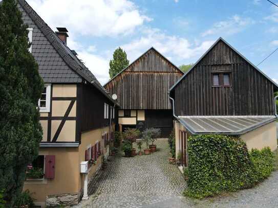 Auf dem Land in der Stadt - Denkmalgeschützter Dreiseit-Reiterhof mit Entwicklungspotenzial