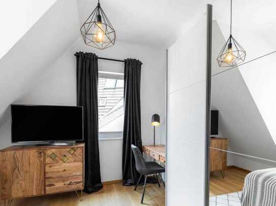 Luminous double bedroom near Schwabstraße metro station