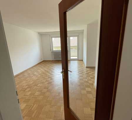 2-Zimmer-Wohnung im 1. OG mit Balkon und Einbauküche in Stuttgart-Hofen