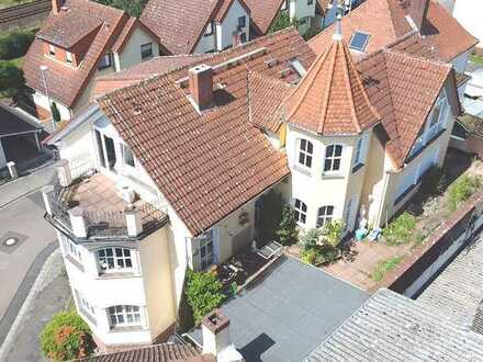 Repräsentatives Wohn- und Geschäftshaus mit großer Dachterrasse und Nebengebäude