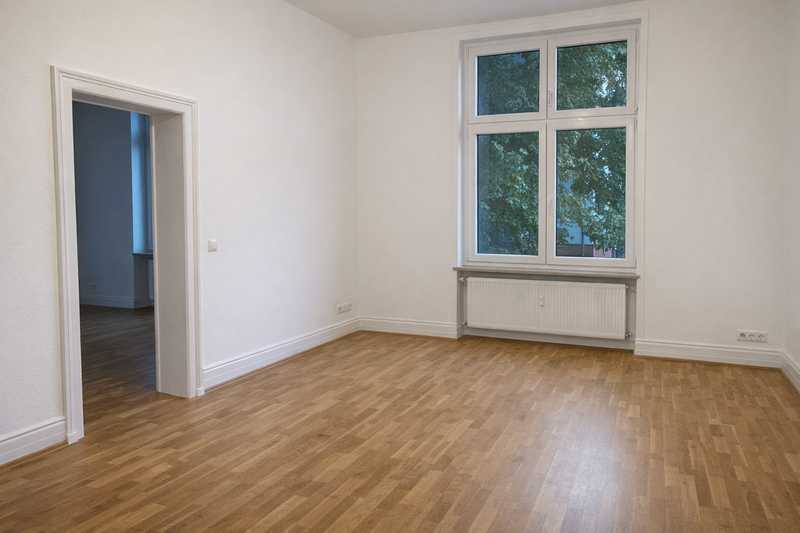 ** CHARMANTE ALTBAU ETAGE MIT HOLZBODEN UND HOHEN DECKEN **