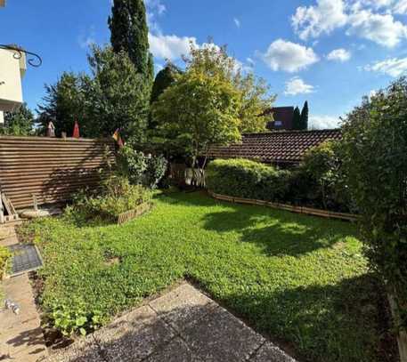 sonnige Erdgeschosswohnung mit Gartenoase und Carport