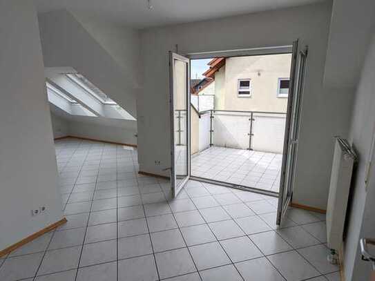 schön geschnittene, helle 4 Zimmer Wohnung mit großem Balkon