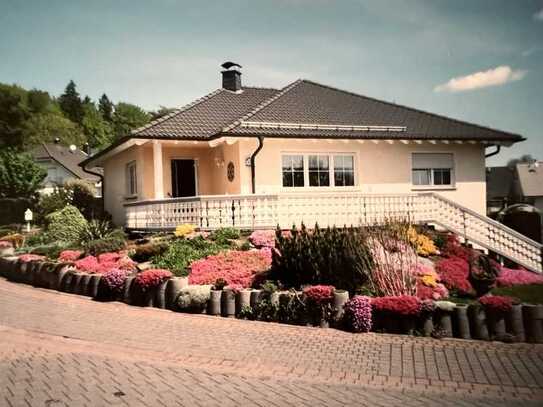 Freistehender Bungalow mit guter Innenausstattung, komplett unterkellert mit Garage in Welschneudorf