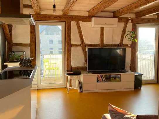 Geschmackvolle 2-Raum-Dachgeschosswohnung mit lux. Innenausstattung mit Balkon und EBK