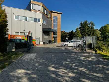 Geschmackvolle Wohnung mit zwei Zimmern sowie Dachterrasse und Einbauküche in Duvenstedt, Hamburg