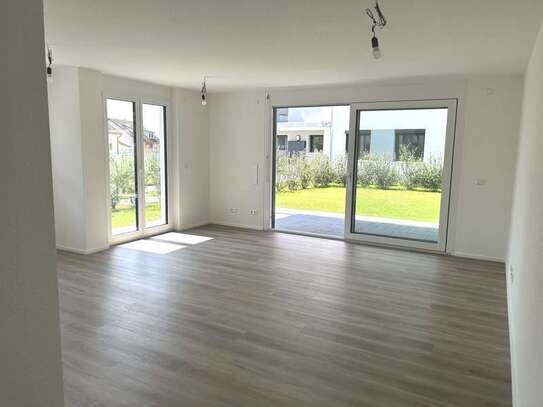 *Erstbezug moderne 4 Zimmer Erdgeschosswohnung mit Garten, 2 TG- Stellplätze, Keller u.v.m.