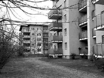 Geschmackvolle Hochparterre-Wohnung mit 2 Zimmern, Balkon & Einbauküche in Potsdam