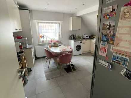 Neu sanierte, helle 3 Zimmerwohnung mit Einbauküche