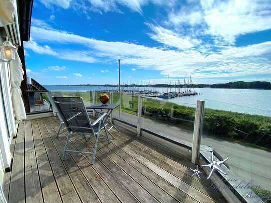 Juwel an der Schlei: EFH mit großer Glasfront und Balkon mit Wasserblick + Nebenhaus in Boren