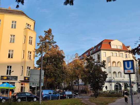 “ Büro am U-Bahnhof – Perfekte Verkehrsanbindung!”