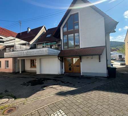 Großzügige 5-Zimmer-Wohnung mit gr. Dachterrasse in zentraler Lage