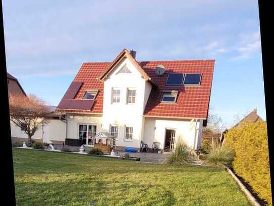 Energieeffizientes, schönes Einfamilienhaus in Feldrandlage mit großem Grundstück