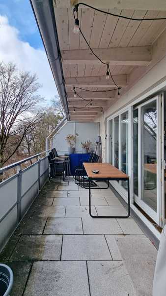 Sehr charmante, sonnige 3 Zi. DG Wohnung mit zwei Terrassen! Neuhausen!