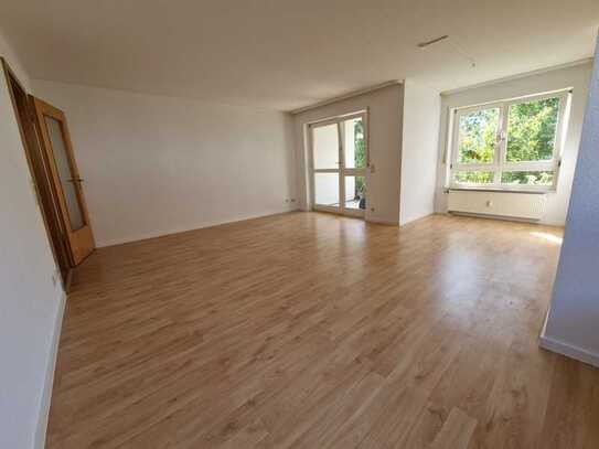 Helle 3.5 Zimmer Erdgeschosswohnung mit Terrasse,Einbauküche und Tiefgarage