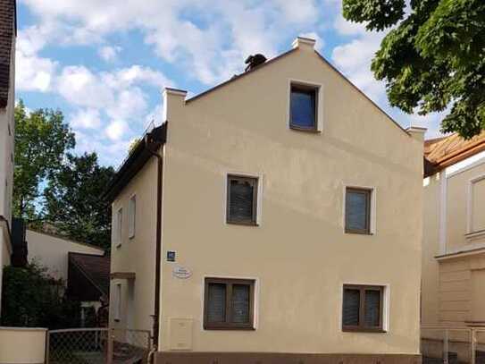 Stadthaus - Einfamilienhaus, direkt im Ortszentrum Altperlach am Pfanzeltplatz. Provisionfrei!