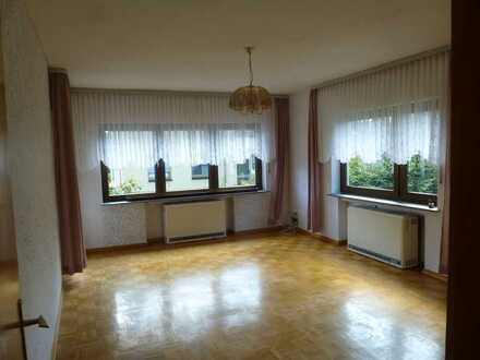 Modernisierte Erdgeschosswohnung mit vier Zimmern und Balkon in Rheinböllen
