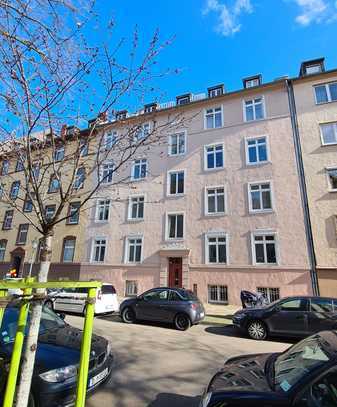 Exklusive, modernisierte 4-Raum-Maisonette-Wohnung mit Balkon und Einbauküche in Düsseldorf