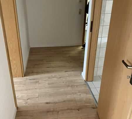 Große 3-Zimmer mit neuem Laminat und Wannenbad in guter Lage! EBK mgl.