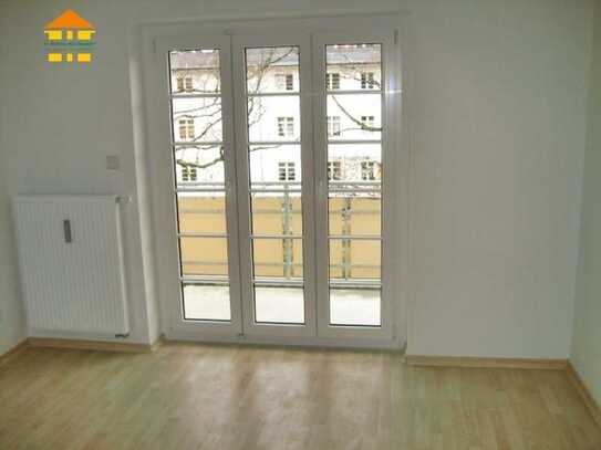 familienfreundliche, geräumige 3-Raum-Wohnung mit großem, sonnigen Balkon und Stellplatz in Gablenz