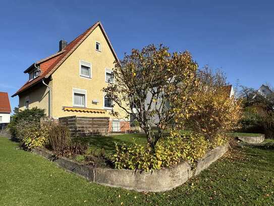 Charmantes Ein- bis Zweifamilienhaus mit einem weitläufigen, nach Süden ausgerichteten Garten.