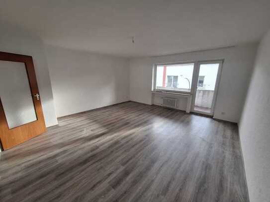 3 Raum Wohnung mit Balkon in der 1. Etage