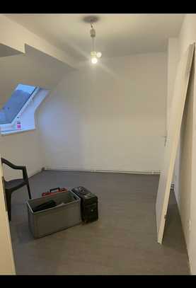 Stilvolle 2-Zimmer-DG-Wohnung mit Balkon in Bergisch Gladbach-Bensberg