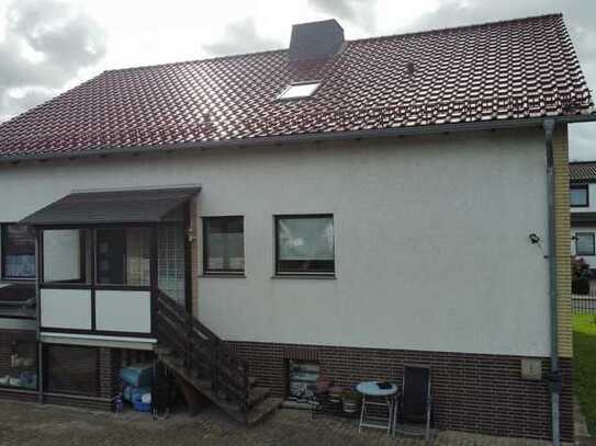 Freistehendes Zweifamilienhaus mit Garten, Terrasse, Freisitz und Doppelgarage in ruhiger Lage