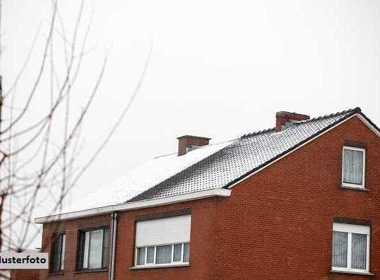 2-Familienhaus nebst 2 Garagen - provisionsfrei