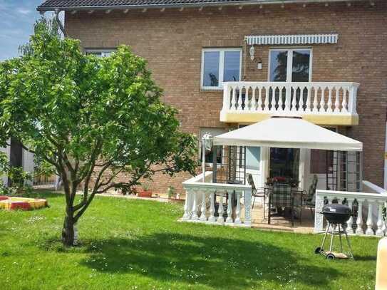 Terrassenwohnung mit Sonnengarten in moderner italienischer Villa!