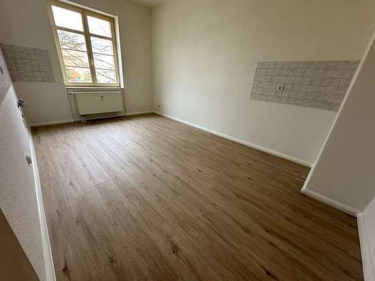 NEUES Laminat - Bad mit Fenster - alle Räume sep. begehbar