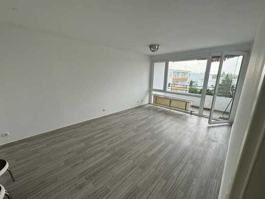Sanierte 4-Raum-Wohnung mit Balkon und Einbauküche in Neuss