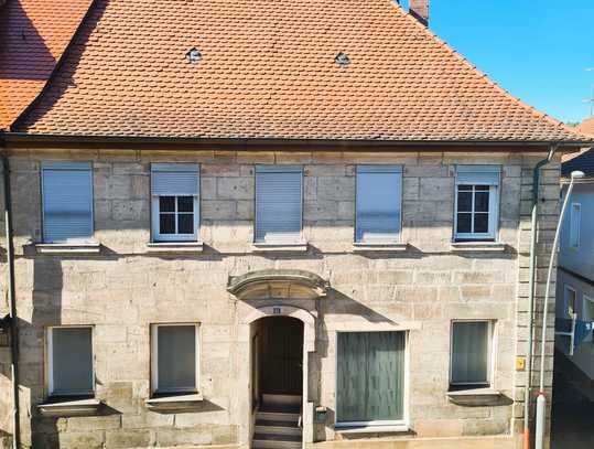 Sanierungsbedürftiges Wohn- und Geschäftshaus im historischen Stadtkern von Langenzenn