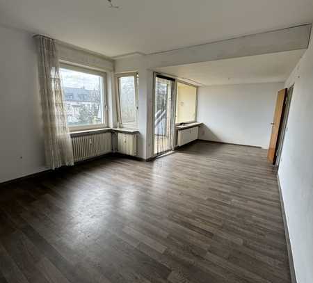 Gut geschnittene 2 Zimmer Wohnung mit großem Balkon!