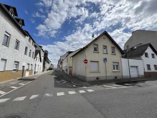 Wohnhaus mit 4 Wohneinheiten einer Garage und Innenhof mit Terrasse