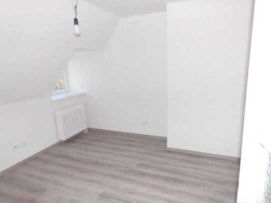 Singlewohnung im DG+Erstbezug nach Sanierung+ Bad NEU + Laminat NEU+