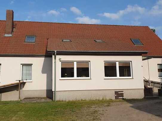 Geräumiges Doppelhaus in der Mecklenburger Seenplatte mit viel Nebengelass