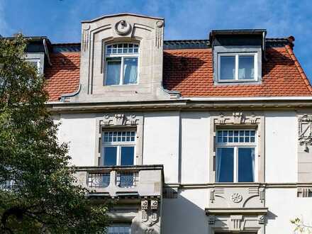 Stilvoll & hochwertig sanierte Altbauetage im Maisonette-Stil mit Skylineblick