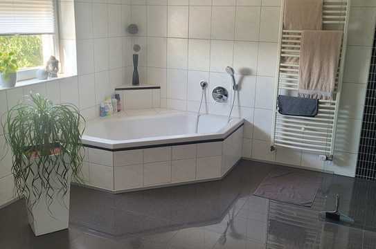Exklusive, geräumige und modernisierte 4-Zimmer-Wohnung mit Balkon und EBK in 67105, Schifferstadt