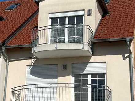 Geschmackvolle und geräumige Maisonette-Wohnung mit zwei Zimmern sowie Balkon und EBK.