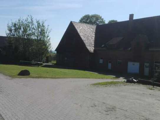 Stellplätze mit Lagerplatz in großer Garage