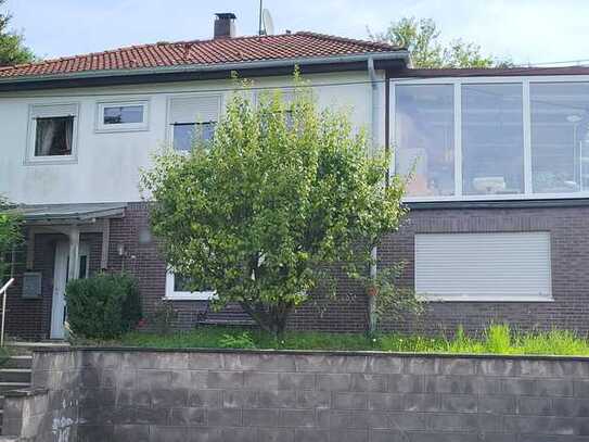 Gepflegtes freistehendes Einfamilienhaus mit Garage, Stellplatz und Wintergarten in Alheim