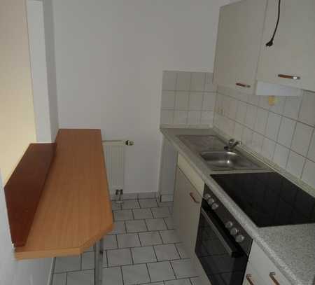 Zentral gelegene 2-Raumwohnung mit Süd-Balkon und EBK, überdachter PKW-Stellplatz im Haus