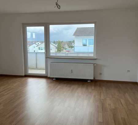 *Racano Immobilien* - Frisch renovierte 3-4 Zimmer Wohnung